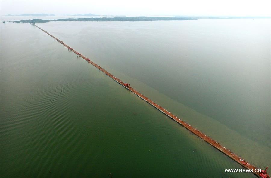 The Hubei provincial government Tuesday decided to break the embankment between Liangzi Lake and Niushan Lake, to prevent possible flood overflow over the dike. 