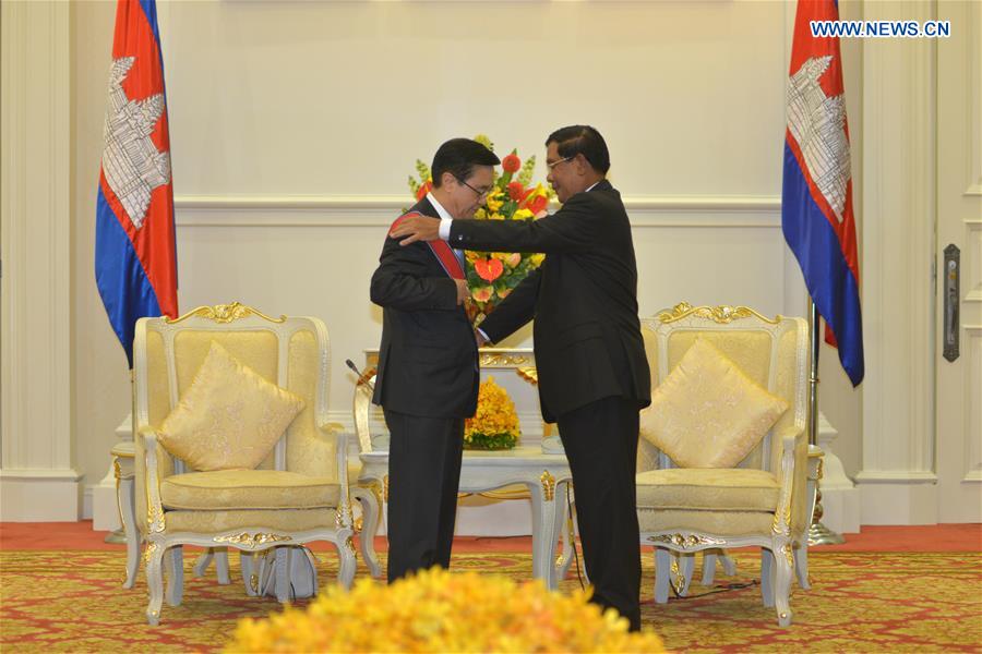 CAMBODIA-PHNOM PENH-PM-CHINESE COMMERCE MINISTER-MEETING