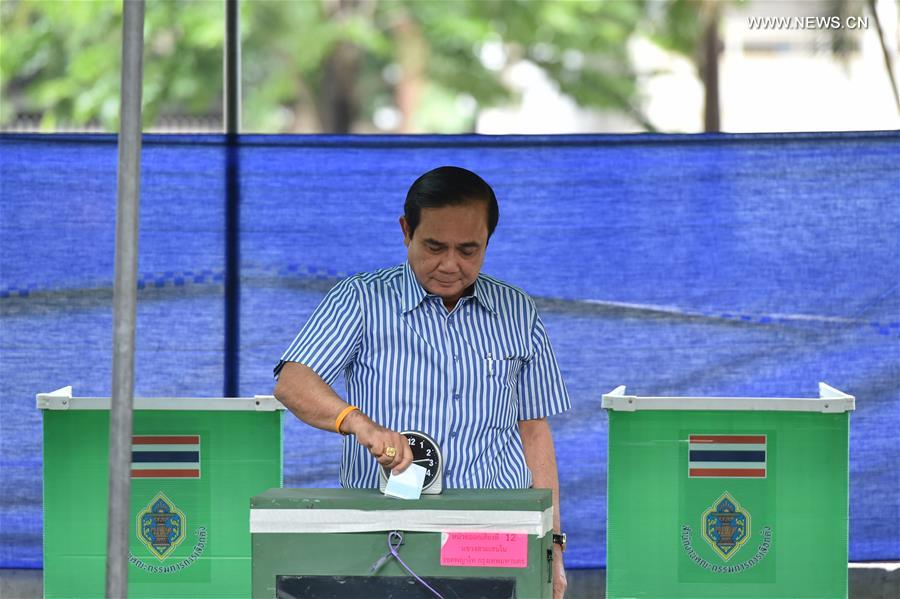 Thai Prime Minister Prayuth Chan-ocha casts his vote in a constitutional referendum at a polling place in Bangkok, Thailand, Aug. 7, 2016. 