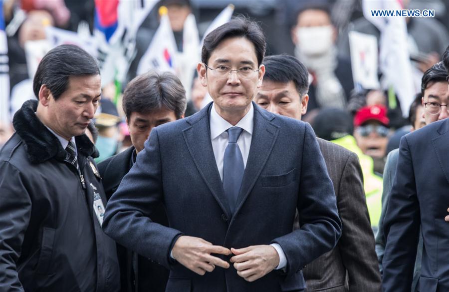 Samsung Electronics Vice Chairman Lee Jae-yong (Front) enters a Seoul court for hearings in Seoul, South Korea, on Feb. 16, 2017.