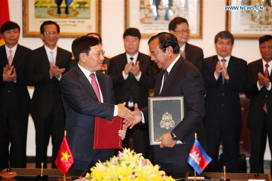 Cambodian Foreign Minister Prak Sokhonn (R, front) shakes hands with Vietnamese Foreign Minister Pham Binh Minh (L, front) during the signing of agreed minutes of their meeting on March 15, 2017 in Phnom Penh, Cambodia. 