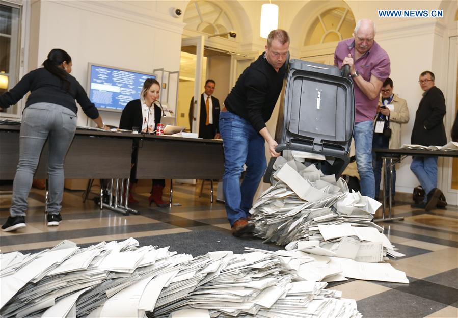 Election staff begin to count ballots for the 2017 Dutch parliamentary elections at a polling station in the Netherlands' Parliament in The Hague, the Netherlands, on March 15, 2017. 