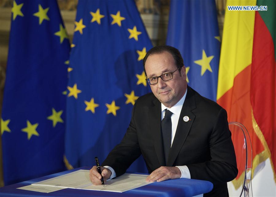 French President Francois Hollande signs the 'Declaration of Rome' during a ceremony at Capitoline Hill in Rome, Italy, on March 25, 2017. 