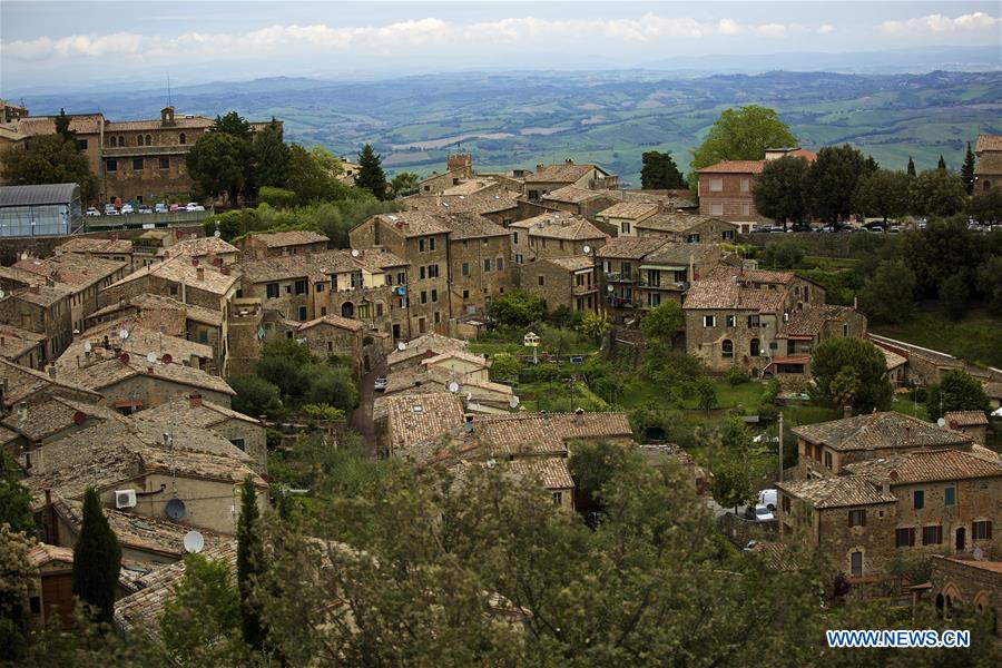 ITALY-MONTALCINO-LANDSCAPE