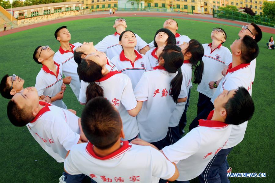 CHINA-COLLEGE ENTRANCE EXAM-CANDIDATES-RELAXATION (CN)