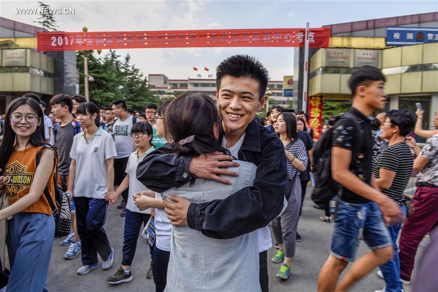 #CHINA-COLLEGE ENTRANCE EXAM-PARENTS-HUG (CN)
