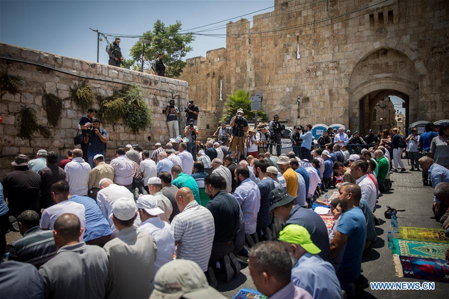 MIDEAST-JERUSALEM-OLD CITY-LION'S GATE-OUTSIDE-PRAYING-PROTEST