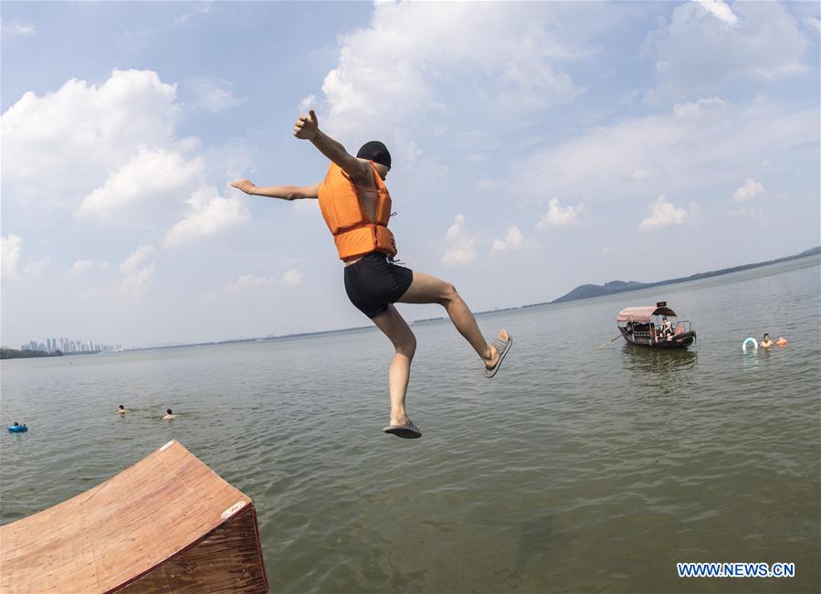 CHINA-WUHAN-DONGHU LAKE-JUMP (CN)