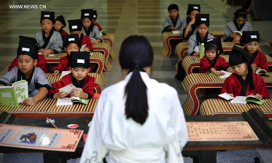 Children have Sinology class at Hainan Museum