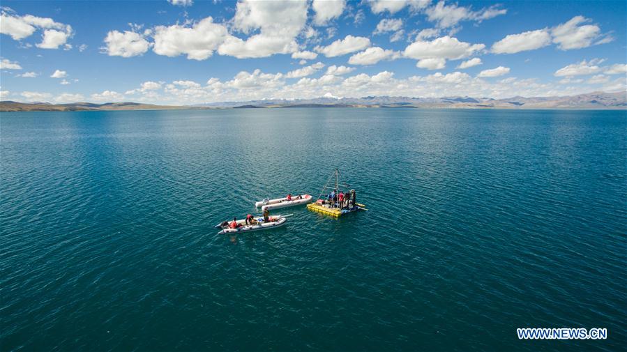 Scientists inspect lakes and rivers on Qinghai-Tibet Plateau