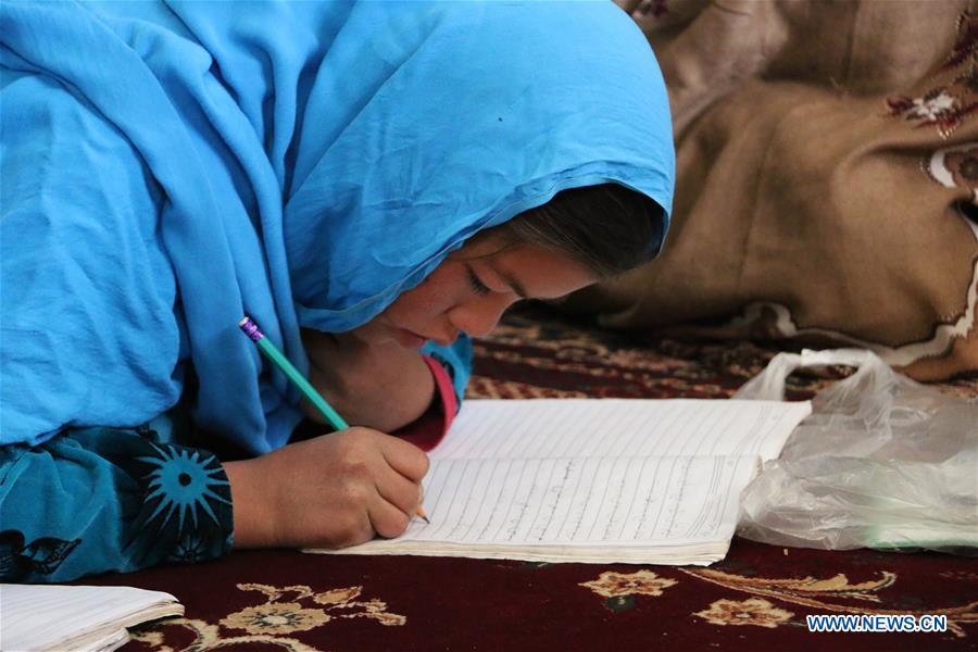 AFGHANISTAN-BAMYAN-WOMEN-LITERACY COURSE