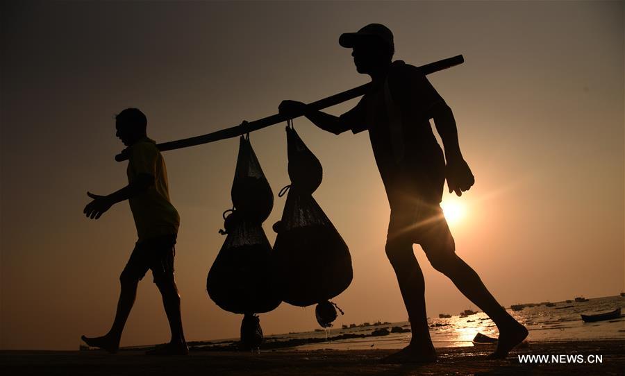 INDIA-MUMBAI-DAILY LIFE-FISHERMEN