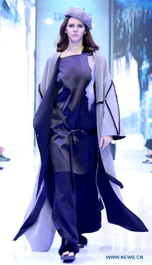 China Fashion Week S\/S 2018: Zhang Zhaoda