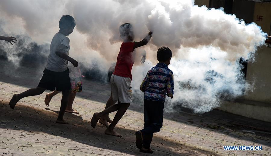 INDIA-MUMBAI-FUMIGATION SMOKE-CHILDREN PLAYING