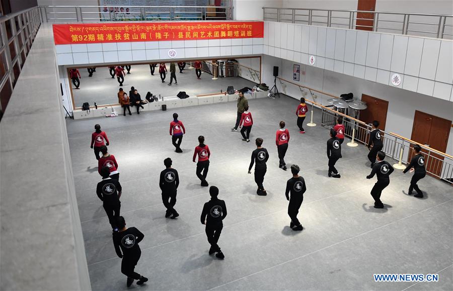 CHINA-LHASA-FOLK ART GROUP-TRAINING (CN)