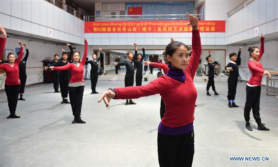 Members of folk art troupe take free professional training in Tibet