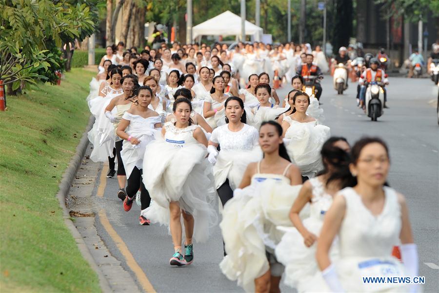 THAILAND-BANGKOK-BRIDE-RUNNING