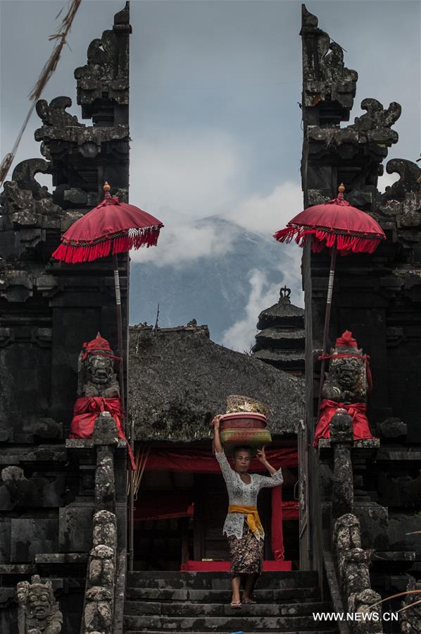 INDONESIA-BALI-MOUNT AGUNG ERUPT-WORSHIP