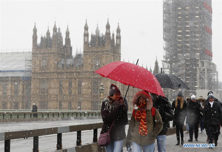 BRITAIN-LONDON-WEATHER-SNOW