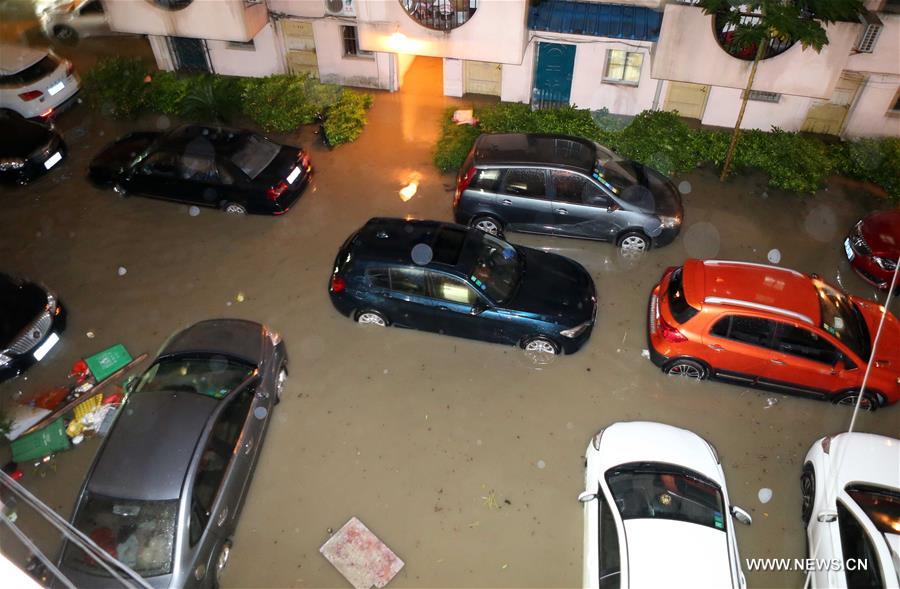  Some areas of Nanning were waterlogged due to a sudden rainstorm starting on Friday night.