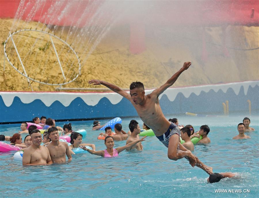 The high temperature of Chongqing on Monday reaches almost 37 degrees Celsius, which drove tourists to swimming pools and water parks in the city. 