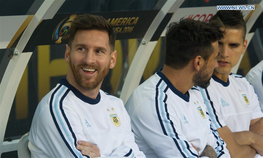 Argentina's Lionel Messi (L) sits on the bench during the Copa America Centenario Group D match between Argentina and Chile at the Levi's Stadium in Santa Clara, California, the United States, June 6, 2016. 