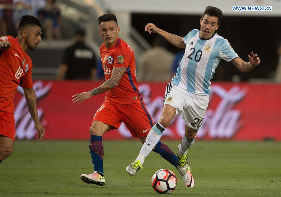 Argentina's Nicolas Gaitan (R) vies for the ball during the Copa America Centenario Group D match between Argentina and Chile at the Levi's Stadium in Santa Clara, California, the United States, June 6, 2016. 