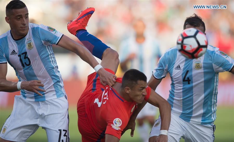 Chile's Alexis Sanchez (C) vies for the ball during the Copa America Centenario Group D match between Argentina and Chile at the Levi's Stadium in Santa Clara, California, the United States, June 6, 2016. 