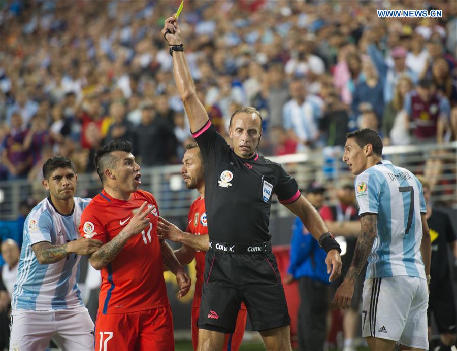 Uruguayan referee Daniel Fedorzuck (2nd R) gives yellow card to Chile's Gary Medel (2nd L) and Argentina's Angel Di Maria (1st R) during the Copa America Centenario Group D match at the Levi's Stadium in Santa Clara, California, the United States, June 6, 2016. 