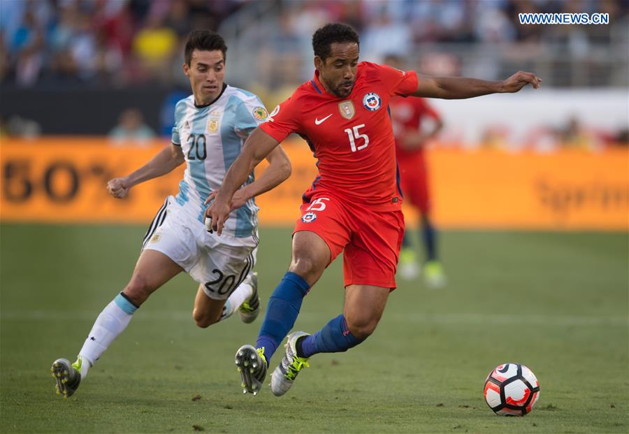 Chile's Jean Beausejour (R) vies for the ball during the Copa America Centenario Group D match between Argentina and Chile at the Levi's Stadium in Santa Clara, California, the United States, June 6, 2016.