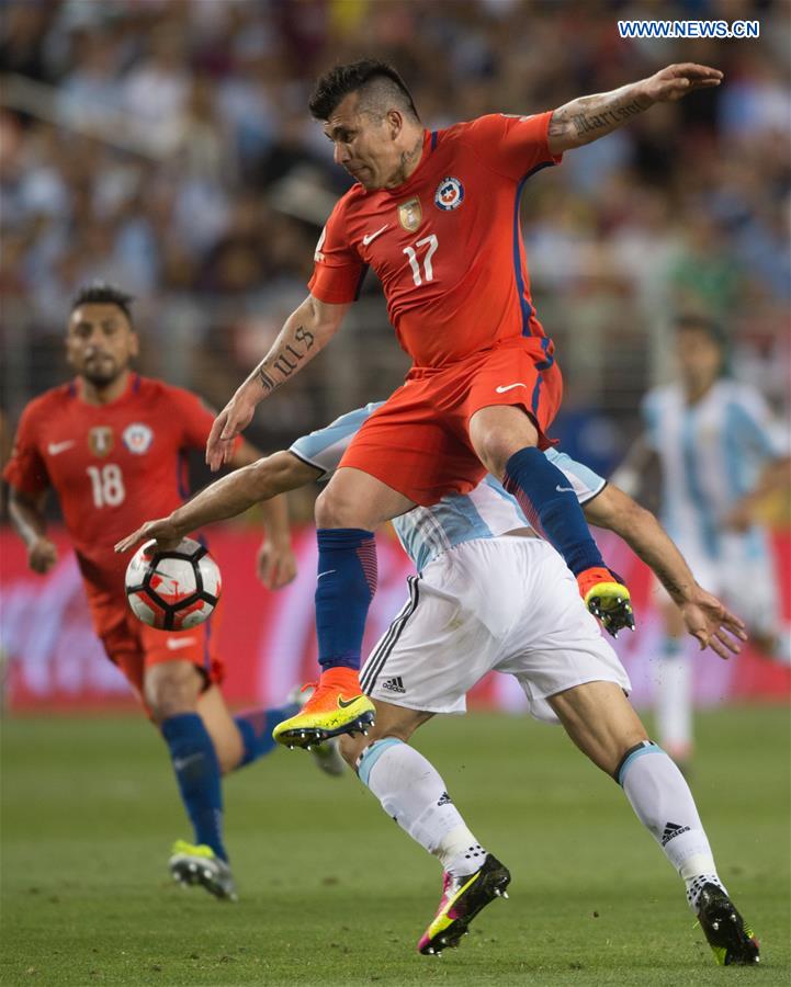 Chile's Gary Medel (front) jumps up to defend during the Copa America Centenario Group D match between Argentina and Chile at the Levi's Stadium in Santa Clara, California, the United States, June 6, 2016. 