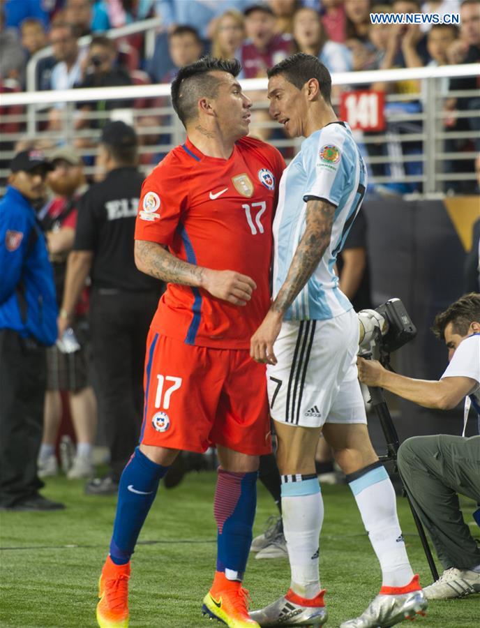 Argentina's Angel Di Maria (R) confronts Chile's Gary Medel during their Copa America Centenario Group D match at the Levi's Stadium in Santa Clara, California, the United States, June 6, 2016.