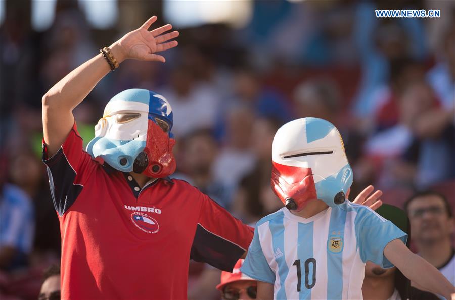Two supporters wait for the start of the Copa America Centenario Group D match between Argentina and Chile at the Levi's Stadium in Santa Clara, California, the United States, June 6, 2016. 