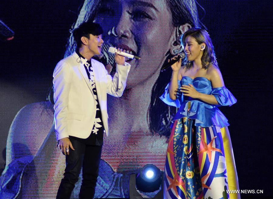 With Singaporean singer JJ Lin as guest, Jess Lee sang several of her new songs to the audience.