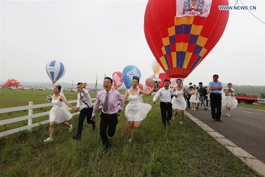 #CHINA-JIANGSU-GROUP WEDDING-HOT-AIR BALLOONS (CN)