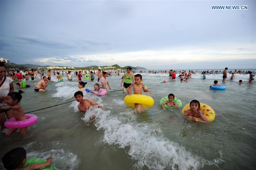 #CHINA-HAINAN-DRAGON BOAT FESTIVAL-BATH (CN)