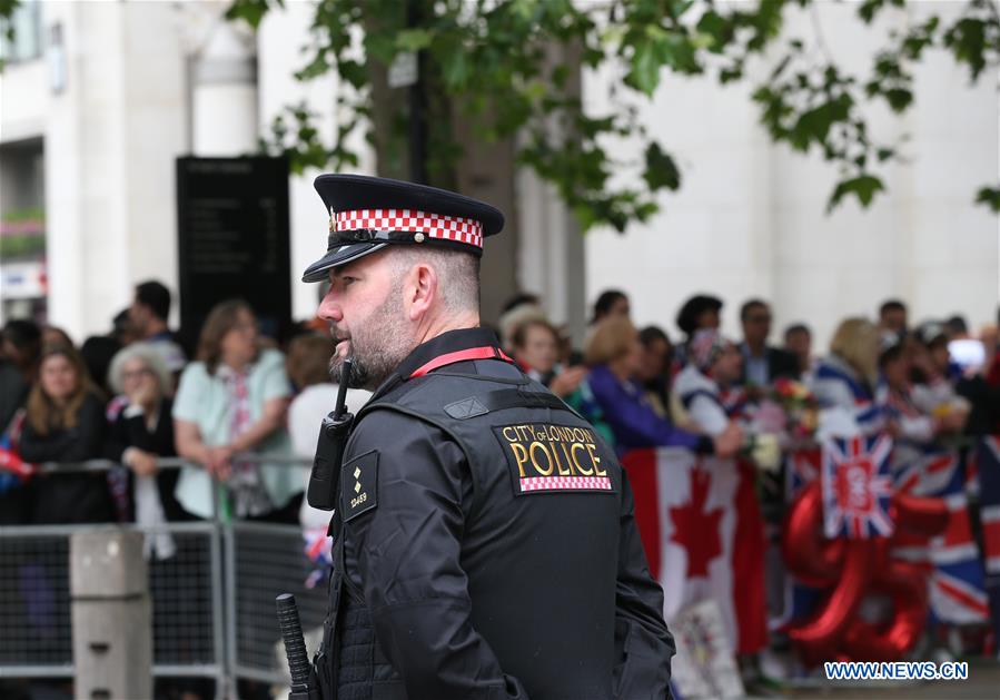 People wait for the arrival of Britain's Queen Elizabeth II outside the St. Paul's Cathedral for the National Service of Thanksgiving to mark the Queen's 90th birthday on June 10, 2016, in London, Britain. 