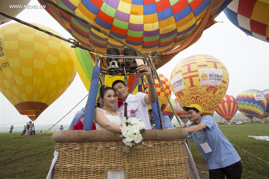 #CHINA-JIANGSU-GROUP WEDDING-HOT-AIR BALLOONS (CN)
