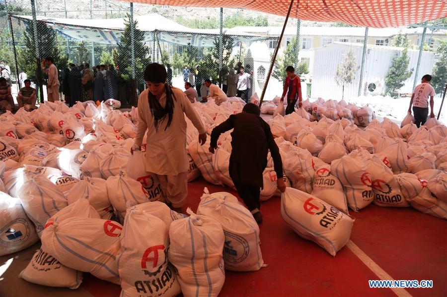 Afghan people prepare relief goods during the holy month of Ramadan in Kabul, capital of Afghanistan, June 20, 2016. 