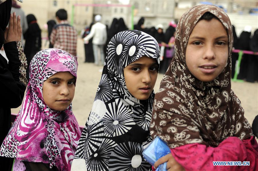  Yemeni girls wait to receive free dinner meals at a charity center in Sanaa, Yemen, on June 24, 2016.