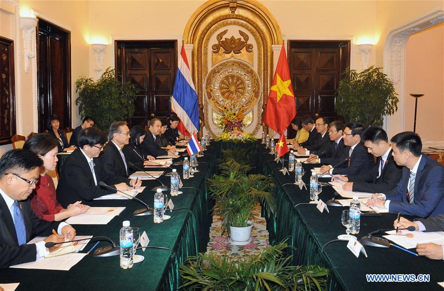 Vietnamese Deputy Prime Minister and Minister of Foreign Affairs Pham Binh Minh (3rd R) holds talks with Thai Foreign Minister Don Pramudwinai (4th L) in Hanoi, capital of Vietnam, July 8, 2016.