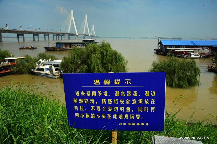  Influenced by recent heavy rains, the water level in Chenglingji of Dongting Lake reached 34.44 meters Friday morning, 1.94 meters higher than the warning line.