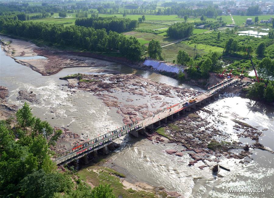 Traffic of the Yejiawan Bridge, the sole bridge to Dingjiazhai Village, was resumed after local armed police built temporary steel bridges on it.