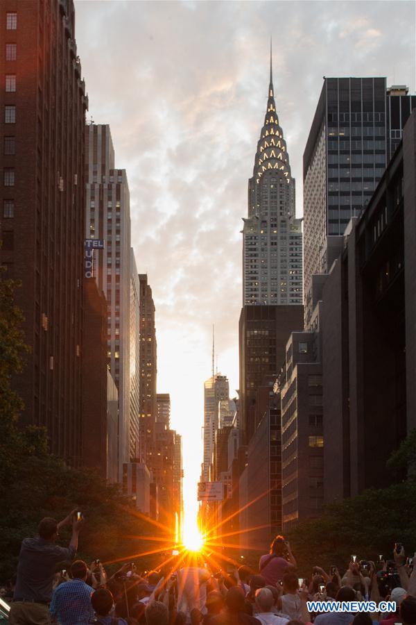 Photo taken on July 11, 2016 shows the Manhattanhenge in Manhattan, New York, the United States. 