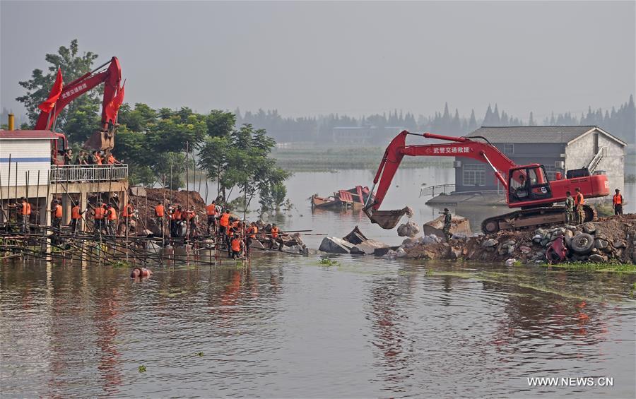 The dike breach in Huarong was plugged after two days of rescue work.