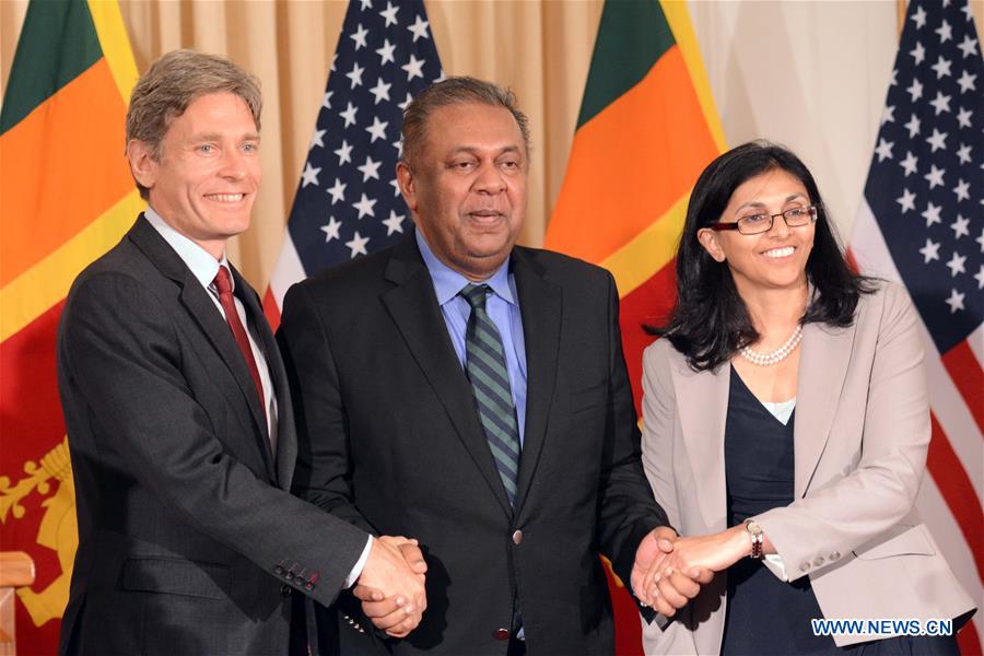 Sri Lankan Foreign Minister Mangala Samaraweera (C) shakes hands with U.S. Assistant Secretary of State for South and Central Asian Affairs Nisha Desai Biswal (R) and U.S. Assistant Secretary of State for Democracy, Human Rights and Labor Tom Malinowski after a meeting in Colombo, Sri Lanka, July 12, 2016. 