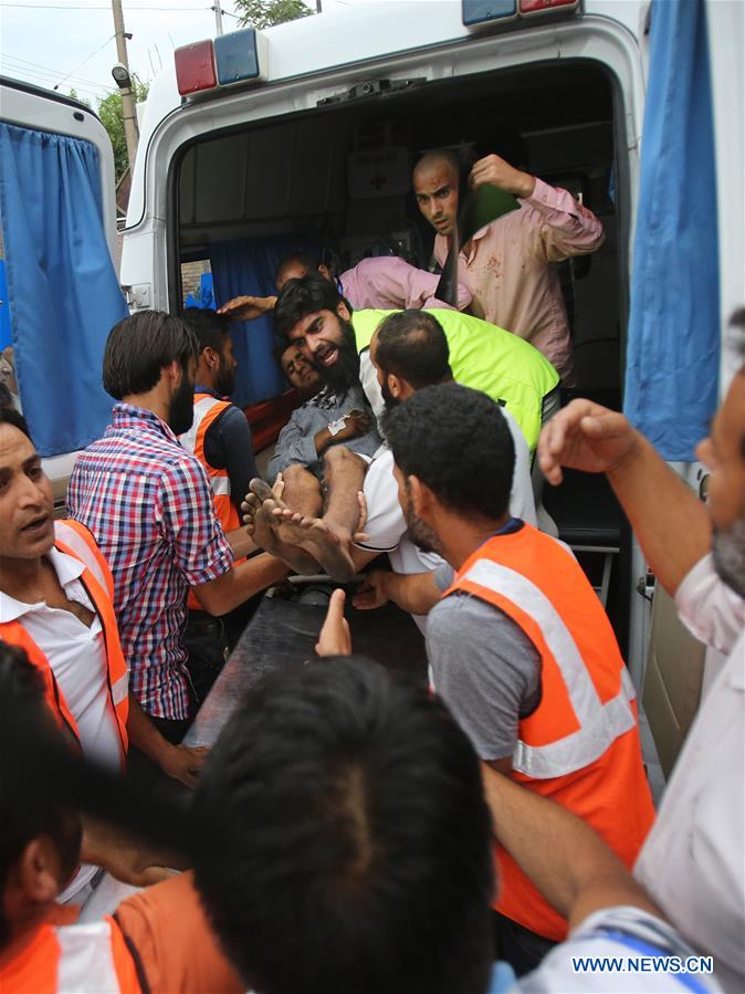 Kashmiri volunteers transfer a wounded person from an ambulance outside a hospital in Srinagar, summer capital of Indian-controlled Kashmir, on July 22, 2016. 