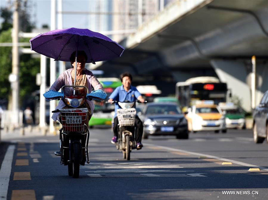 Temperatures exceeded 37 degrees Celsius in some parts of Hubei Sunday, and local meteorological authorities issued an orange alarm over high temperatures