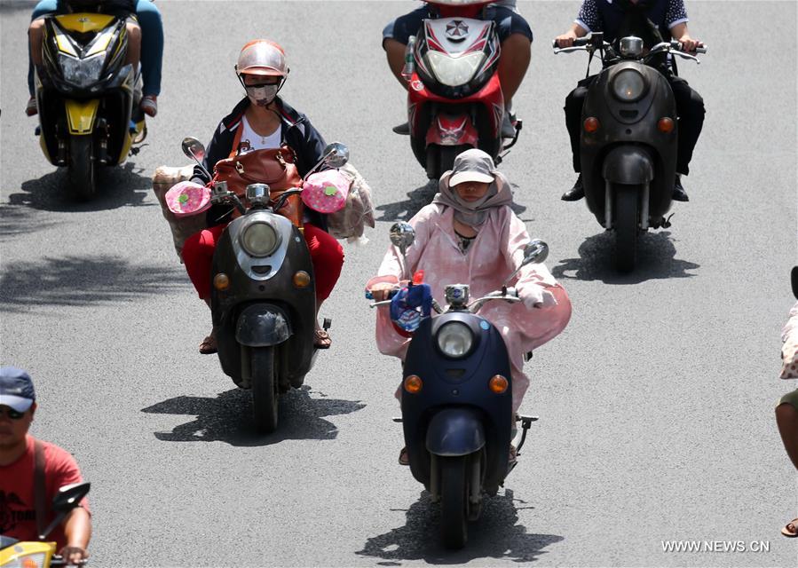  Temperatures exceeded 37 degrees Celsius in some parts of Guangxi Sunday, and local meteorological authorities issued an blue alarm over high temperatures.