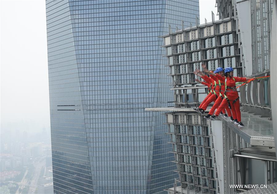 A fenceless, glass skywalk outside the 88th floor of the 420.5-meter Jin Mao Tower started a trial run on Thursday.